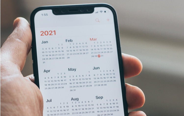 Person looking at the calender on their phone at a drug and alcohol rehab clinic in Milton Keynes