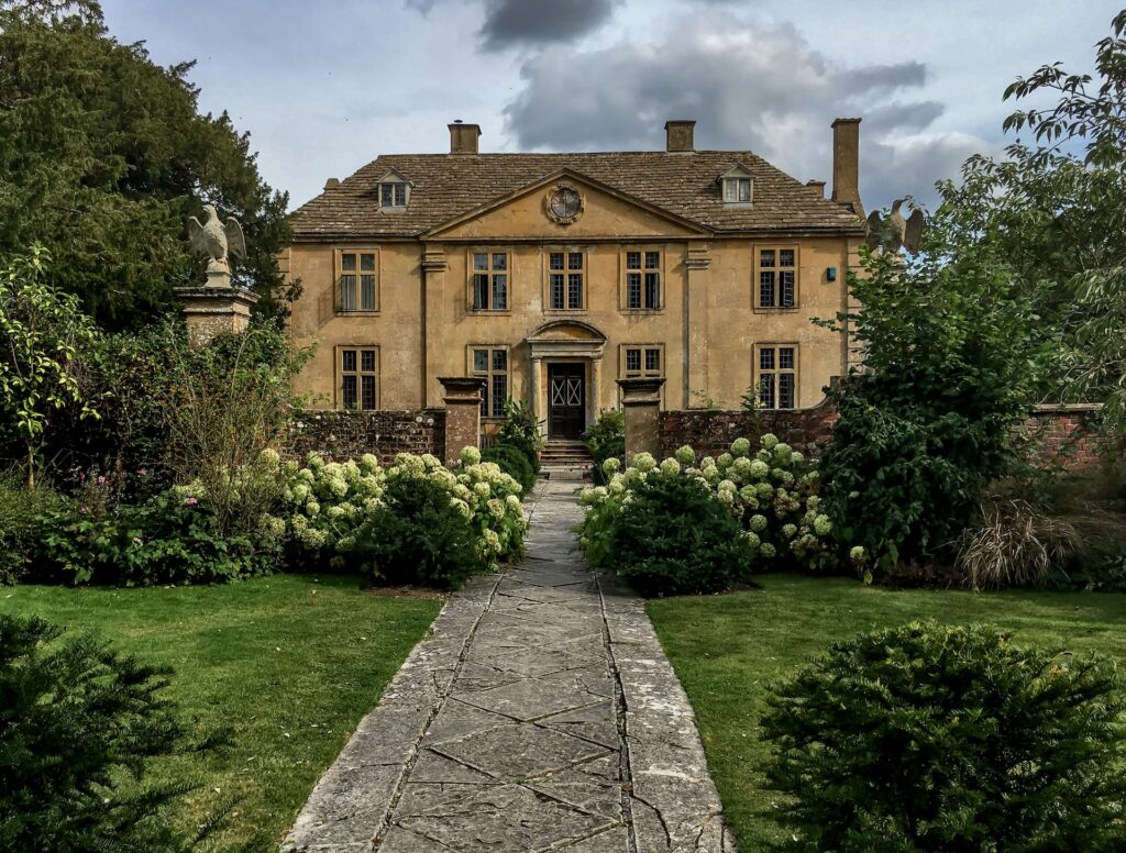 A grand house and drive in Plymouth