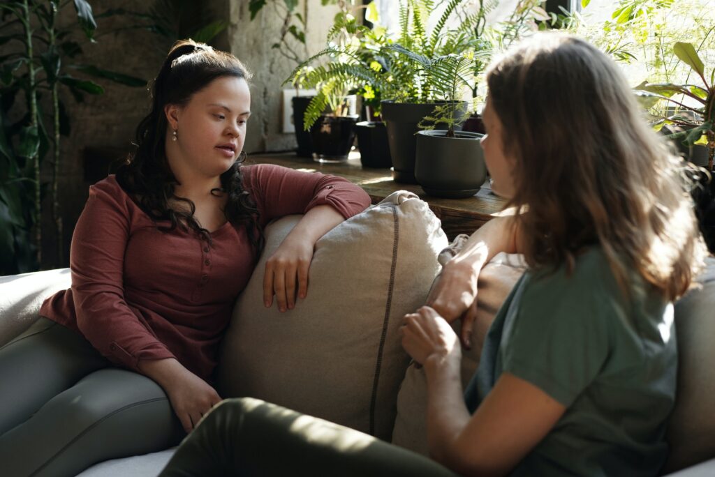 Two women talking on a sofa together at a rehab in Oxfordshire