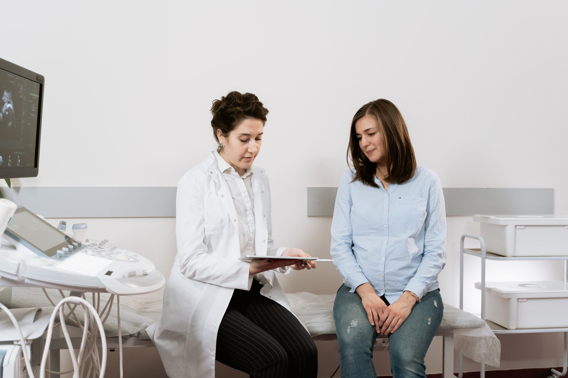Doctor and patient discussing alcohol addiction at a drug & alcohol rehab in Aberdeenshire