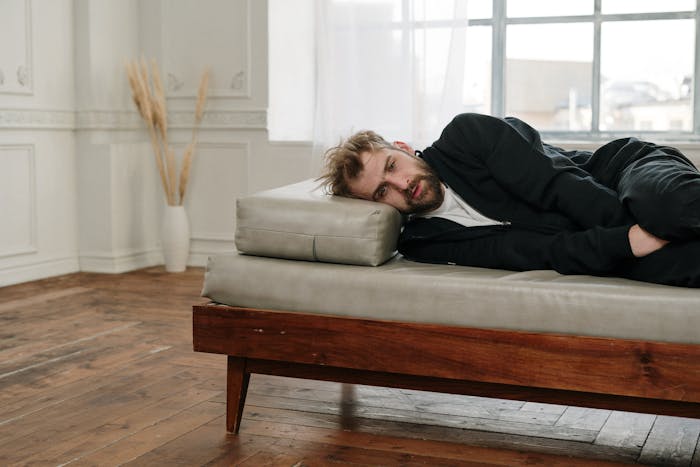 Man experiencing symptoms of alcoholic hepatitis